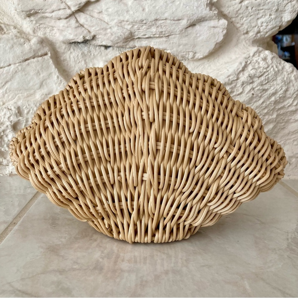 NWT Tommy Bahama seashell shaped woven rattan clam shaped clutch/handbag. - Picture 16 of 16